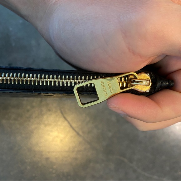 Louis Vuitton Black Empriente Leather Pochette - Picture 4 of 7